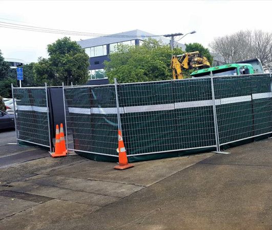 Сетка для ограждения из полипропиленовой ткани, чёрная, высота 1.8м (100гр/м2) Сетка из полипропилена для ограждения 1.8х100м (100гр/м2)